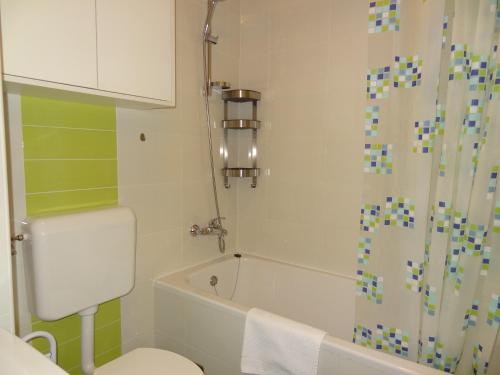 萨格勒布Well-equipped apartment with free parking的浴室配有白色卫生间和淋浴。