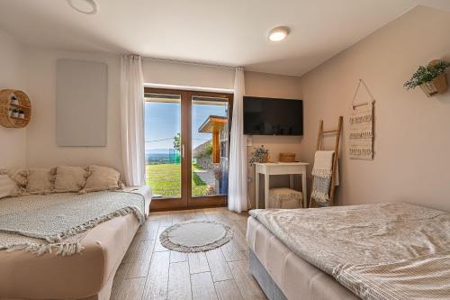 SemičVineyard Cottage Lan On The Hill - Happy Rentals的一间卧室设有一张床和一个大窗户