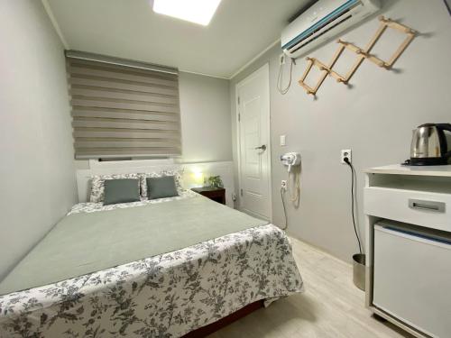 首尔JIBIDA Urban Inn的卧室配有一张床