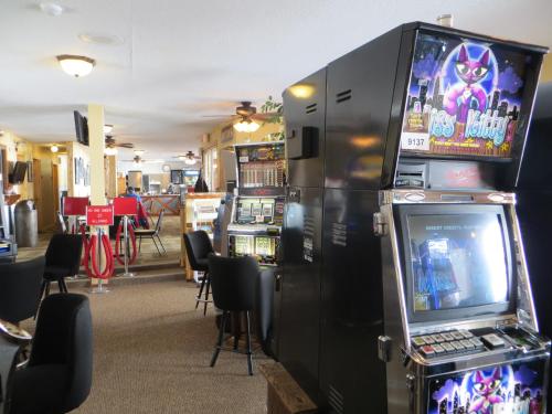 戴德伍德黄金乡村旅馆的一间设有电子游戏系统和一张桌子的房间