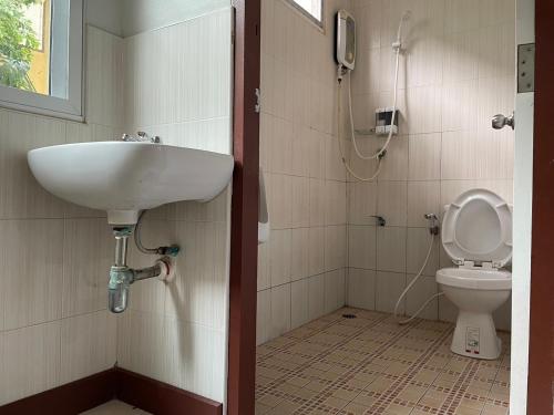 清迈PSD Hotel的一间带水槽和卫生间的浴室