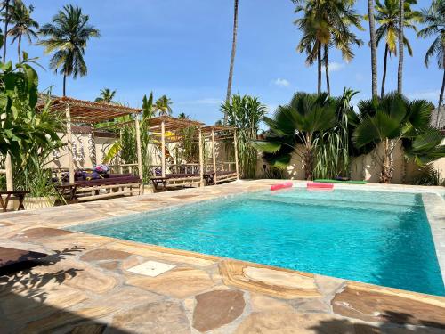 江比阿Gadea Boutique Hotel& Gadea Garden Italian Restaurant的棕榈树度假村内的游泳池