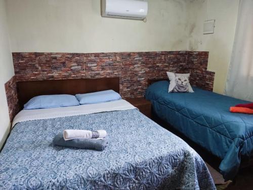 梅洛Casa, para máximo 6 personas的一间卧室配有两张带毛巾的床