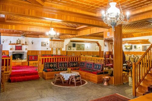 美特索文阿波罗酒店的带沙发、桌子和壁炉的客厅