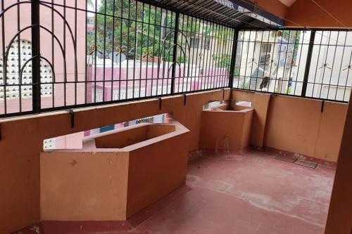 蓬蒂切里Ohm Shanthi Homestay的窗户前有两个水槽的空房间