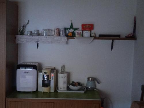 马莫亚达Affittacamere Cooperativa Olistica的厨房配有带咖啡壶的吧台