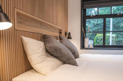 卑尔根Blooming Groepsaccommodatie的一间卧室配有两张带枕头的床和窗户。
