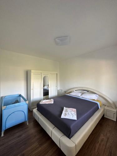 蒂瓦特Vila Jovanka的一间卧室,卧室内配有一张蓝色大床