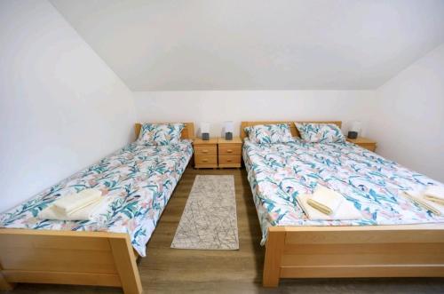 索科矿泉村Apartman Luki的双床间设有2张单人床。