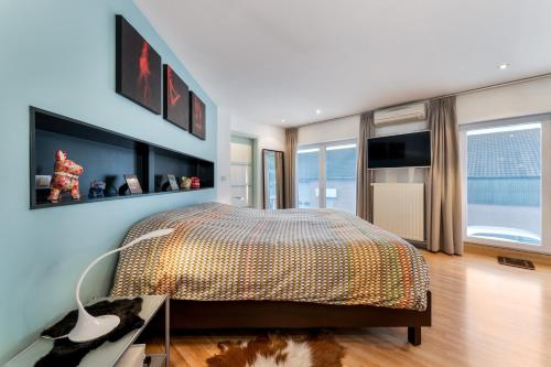 布鲁日Huis @ Sint Kruis的一间卧室设有一张床和一个大窗户