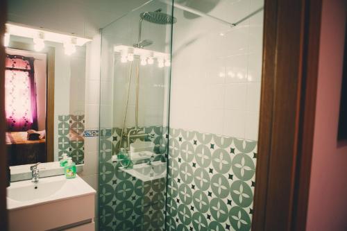 桑特佩尔佩斯卡多尔Casa Tati的带淋浴和盥洗盆的浴室