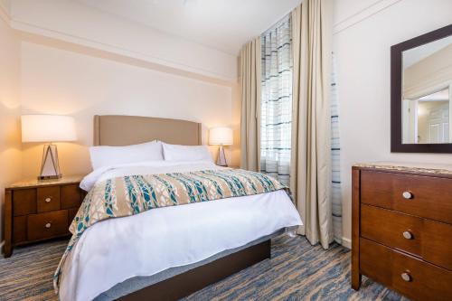 奥兰多赛普拉斯海港万豪别墅度假村的一间卧室配有一张床、一个梳妆台和一扇窗户。