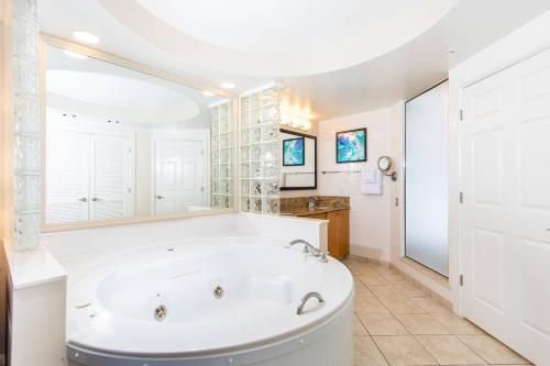奥兰多赛普拉斯海港万豪别墅度假村的带浴缸和盥洗盆的大浴室