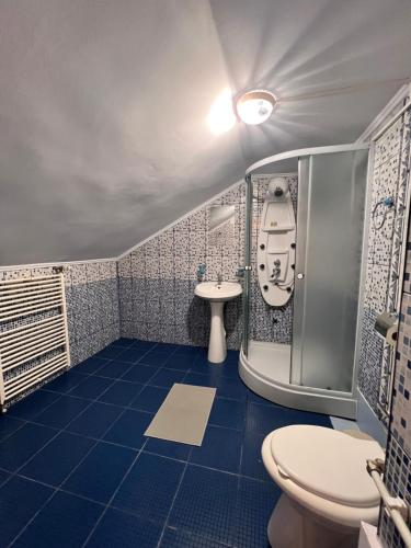 皮特什蒂Hypnotic Villa Pitesti的带淋浴、卫生间和盥洗盆的浴室