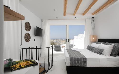 纳克索乔拉Black Concept Maisonette的白色的卧室设有床和大窗户