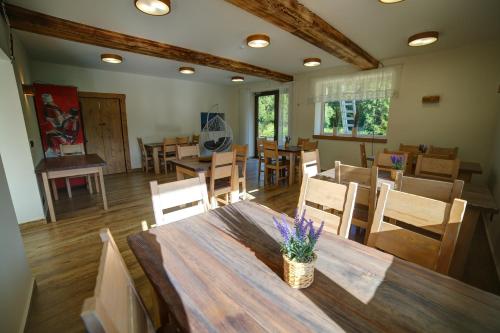 齐斯纳Lawendowy Staw的一间带木桌和椅子的用餐室