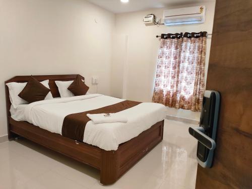 海得拉巴HOTEL VIRAT GRAND的一间卧室设有一张床和一个窗口