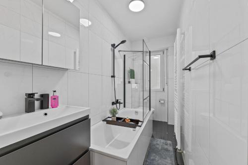 斯图加特Das CRAZY MONKEY LOFT mit 100qm & Summerlounge的白色的浴室设有水槽和淋浴。