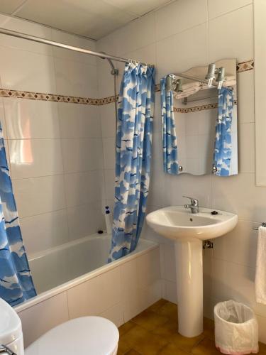 努奇堡Hostal Alt Llobregat的浴室配有盥洗盆、卫生间和浴缸。