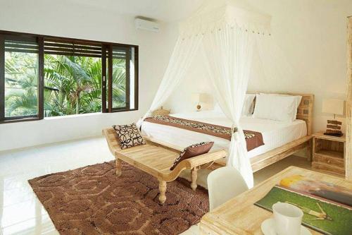 塞米亚克Yoga Villa的一间卧室配有一张床和吊床