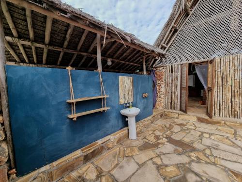 PanganiPangani Cliffs Lodge的大楼一侧带卫生间的浴室
