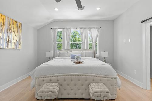 休斯顿Villa De Briley的白色的卧室设有一张大床和一个窗户