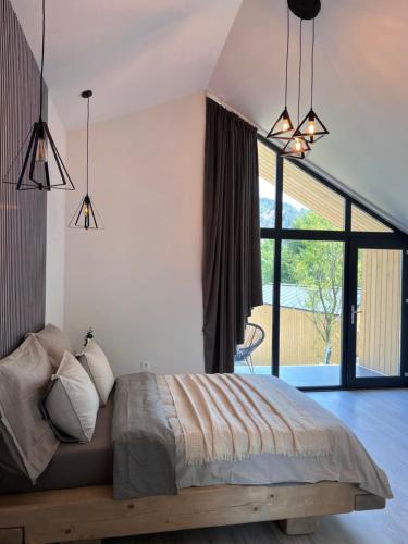 BozioruTinutul Luanei Village的一间卧室设有一张床和一个大窗户