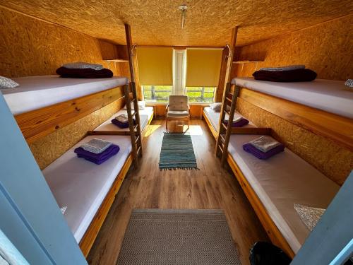 ReigiRatturi talu的客房享有高空的景致,配有三张双层床。