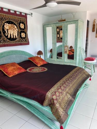 蒙托鲁VILLA MARILIS的一间卧室配有一张大床和紫色毯子