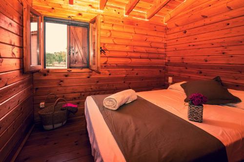 Vinyols i els Arcs维尤斯生态露营酒店的小木屋内一间卧室,配有一张床