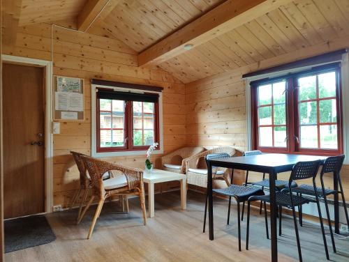 BerkåkHalland Camping的一间带桌椅的用餐室