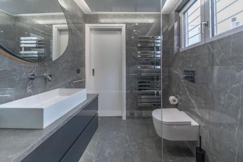 雅典The HostMaster Luminous Elite Estate的一间带水槽、卫生间和镜子的浴室