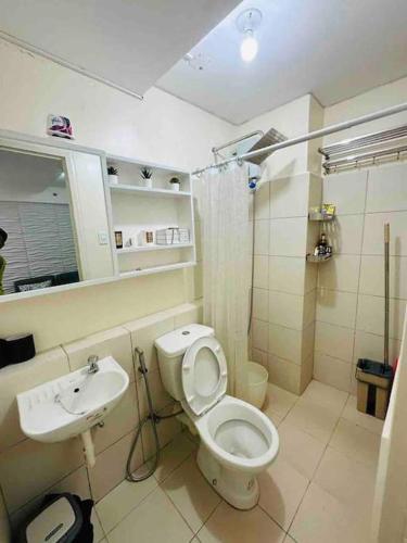 马尼拉Condo in Ortigas (Kimea Suite)的一间带卫生间和水槽的浴室