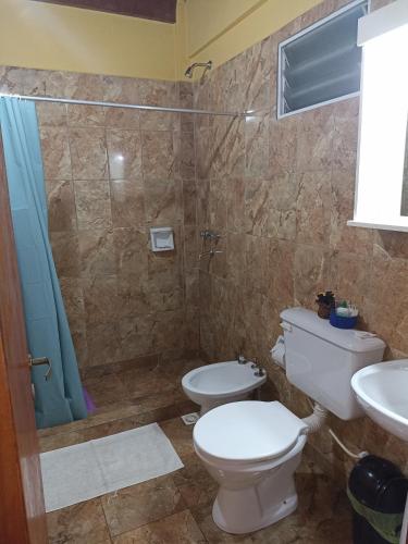 伊瓜苏港Alojamiento céntrico florida的浴室配有卫生间、盥洗盆和淋浴。