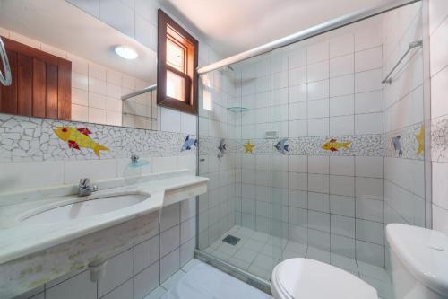 普拉亚多复杜马里斯望厦宾馆的一间带水槽、卫生间和镜子的浴室