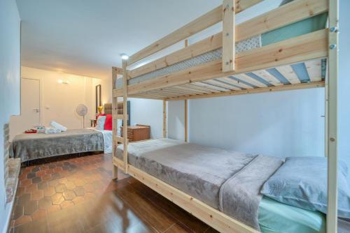 波苏埃洛-德阿拉尔孔Casa Grande CASA CAFE MADRID 22 PERSONAS的一间卧室配有两张双层床。
