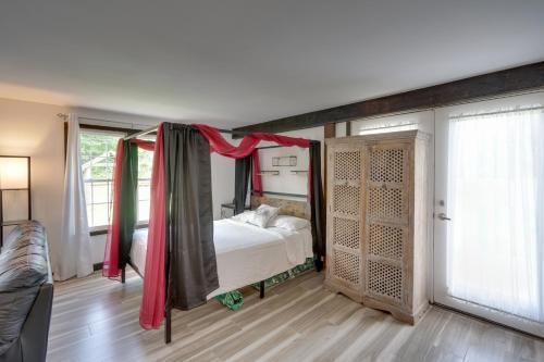 OramelPet-Friendly Caneadea Retreat with Deck!的一间卧室配有一张带天蓬的床