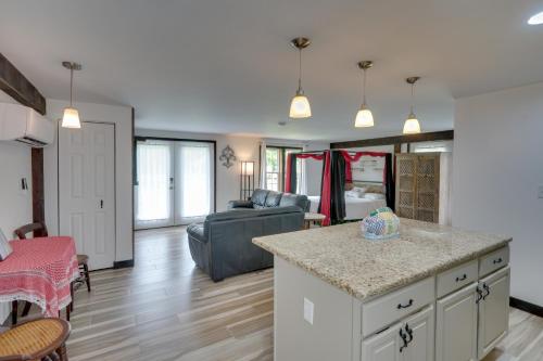 OramelPet-Friendly Caneadea Retreat with Deck!的厨房以及带沙发和桌子的客厅。