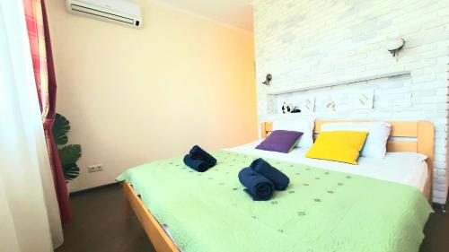基辅Golosievo residence 60m2的一间卧室,配有一张带两个蓝色袋子的床