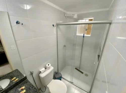 卡达斯诺瓦斯Lacqua Diroma - parque 24H的一间带卫生间和玻璃淋浴间的浴室