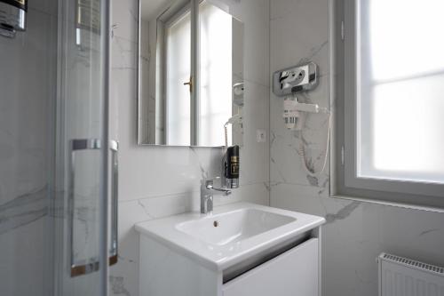 库特纳霍拉Hotel Barborský dvůr的白色的浴室设有水槽和镜子