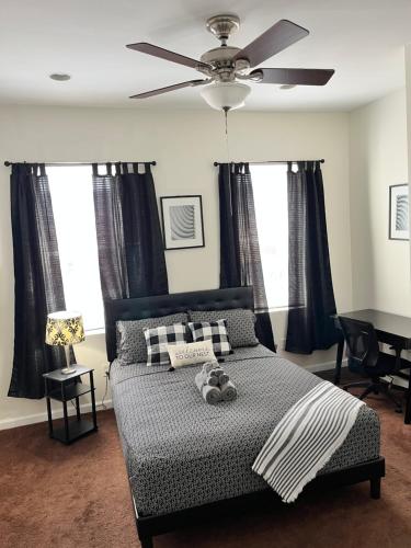 费城Cozy Home located in a prime area.的一间卧室配有一张带吊扇的床