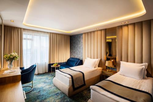 金沙Admiral Hotel - Ultra All Inclusive & Private Beach的酒店客房配有两张床和一张书桌