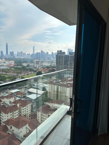 吉隆坡Reizz Residence by Perkasa的通往市景阳台的开放式门