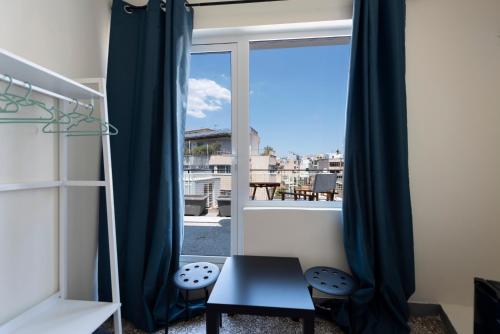 雅典ATHENS COMMERCIAL的客房设有阳台景窗户。