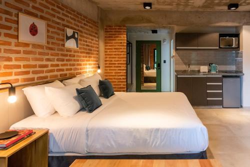 布宜诺斯艾利斯H5063的砖墙房间内一张大白色的床