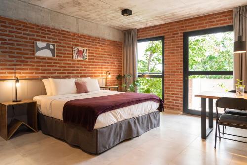 布宜诺斯艾利斯H5063的一间卧室设有一张床和砖墙