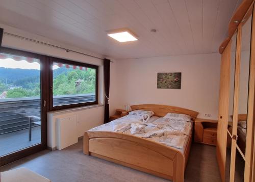 巴特泰纳赫-察费尔施泰因Haus Erika Ferienwohnung 1的一间卧室设有一张床和一个大窗户