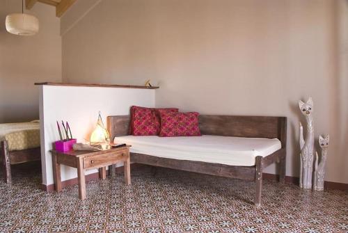 El GansoPension Gabino (rooms)的客厅配有沙发和桌子