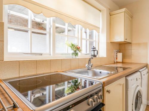 CovingtonRedwood Cottage的厨房设有水槽和窗户。